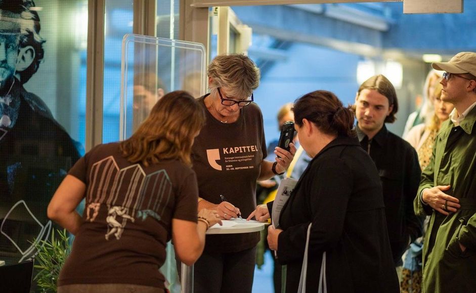Frivillige på Kapittel hjelper med innslipp av publikum