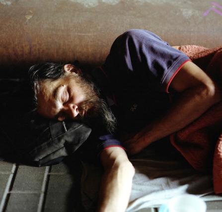Foto av Per Christian Brown av en hjemløs mann som ligger og sover på gaten 