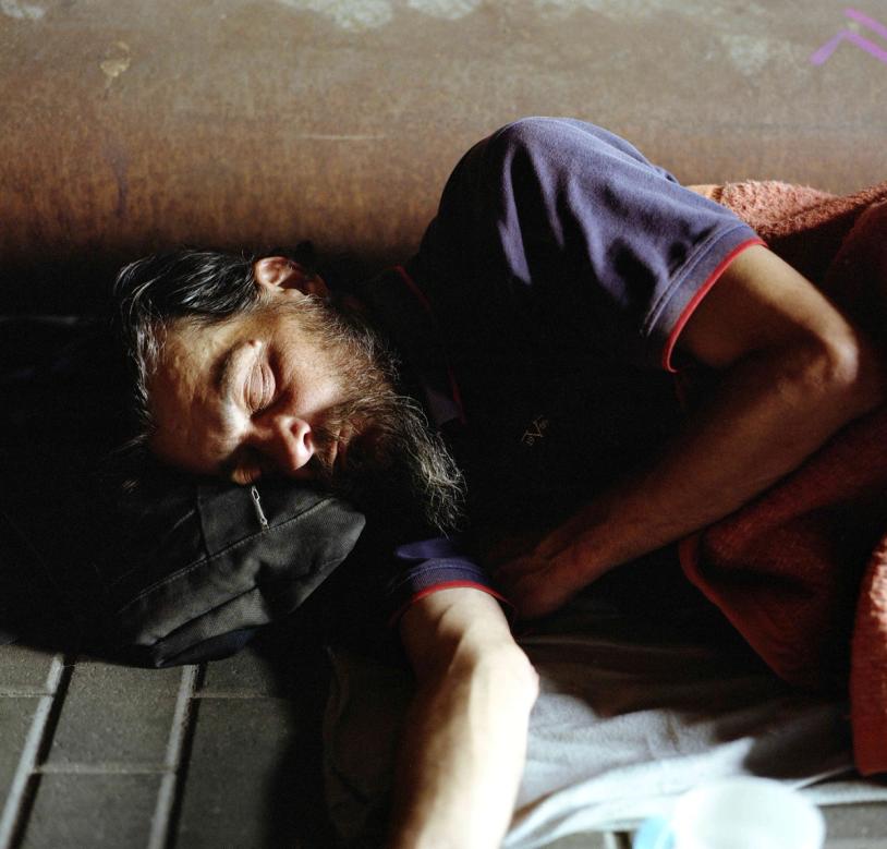 Foto av Per Christian Brown av en hjemløs mann som ligger og sover på gaten