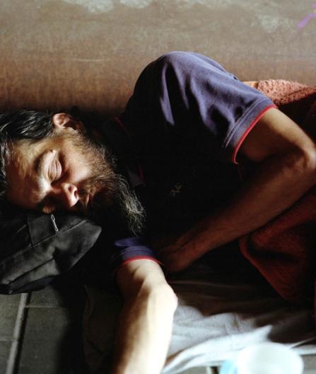 Foto av Per Christian Brown av en hjemløs mann som ligger og sover på gaten 