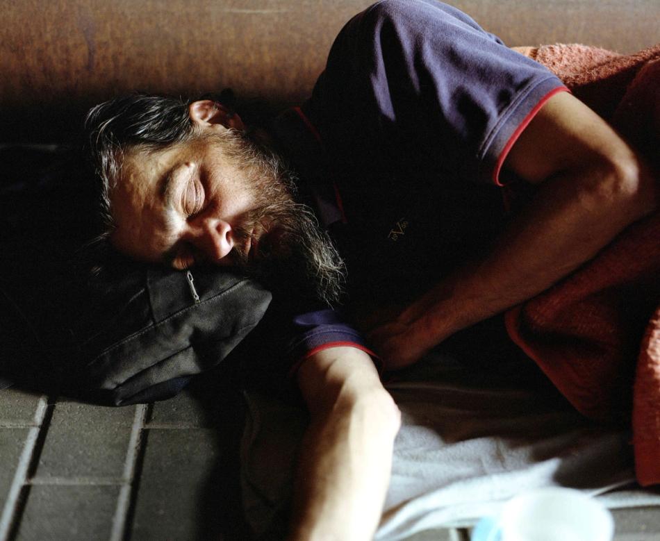 Foto av Per Christian Brown av en hjemløs mann som ligger og sover på gaten
