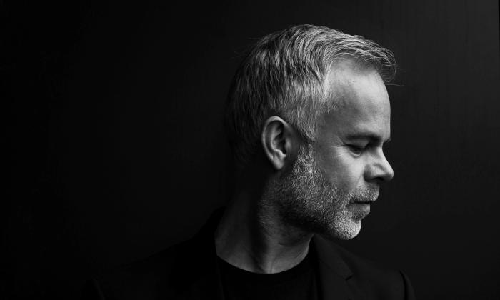Portrett av Tore Renberg i svart/hvitt