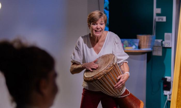 Elisabeth Barstad Barnas kulturverksted synger og spiller for barn og voksne i Skattkammeret i 2. etasje på Sølvberget
