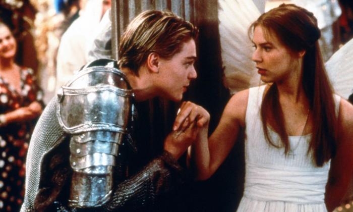 Fra filmen Romeo + Juliet av Baz Luhrmann, Leonardo di Caprio holder hånden til  Claire Danes