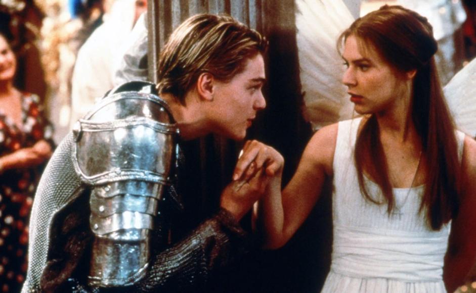Fra filmen Romeo + Juliet av Baz Luhrmann, Leonardo di Caprio holder hånden til  Claire Danes