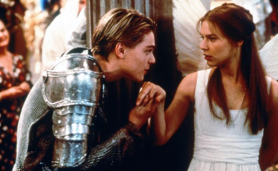 Fra filmen Romeo + Juliet av Baz Luhrmann, Leonardo di Caprio holder hånden til Claire Danes