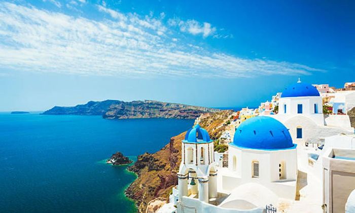 Bilde av utsikten over hav og klipper fra Santorini