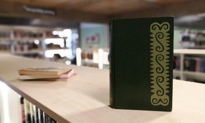 Hundre års ensomhet av Gabriel García Márquez på toppen av en bokhylle