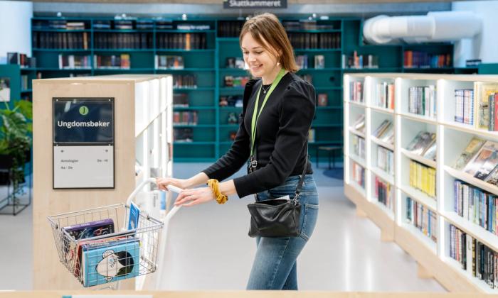 Ingunn på Sølvberget med bøker i biblioteket