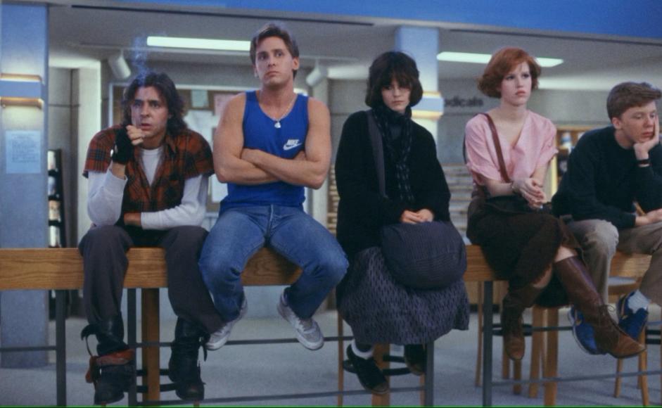 Utsnitt fra filmen The Breakfast club der 5 ungdommer sitter på en benk