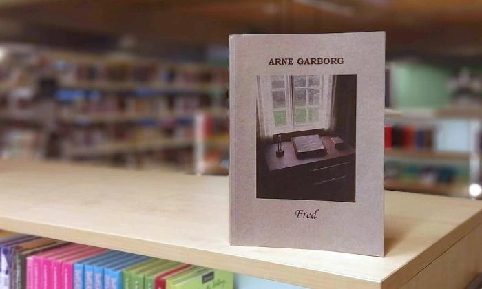 Fred av Arne Garborg på toppen av en bokhylle