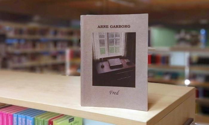 Fred av Arne Garborg på toppen av en bokhylle