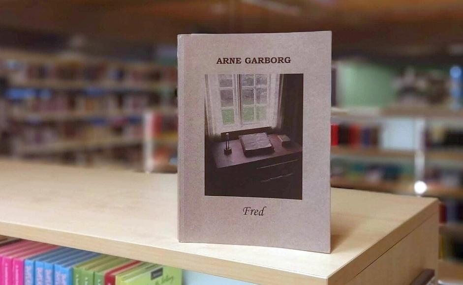 Fred av Arne Garborg på toppen av en bokhylle