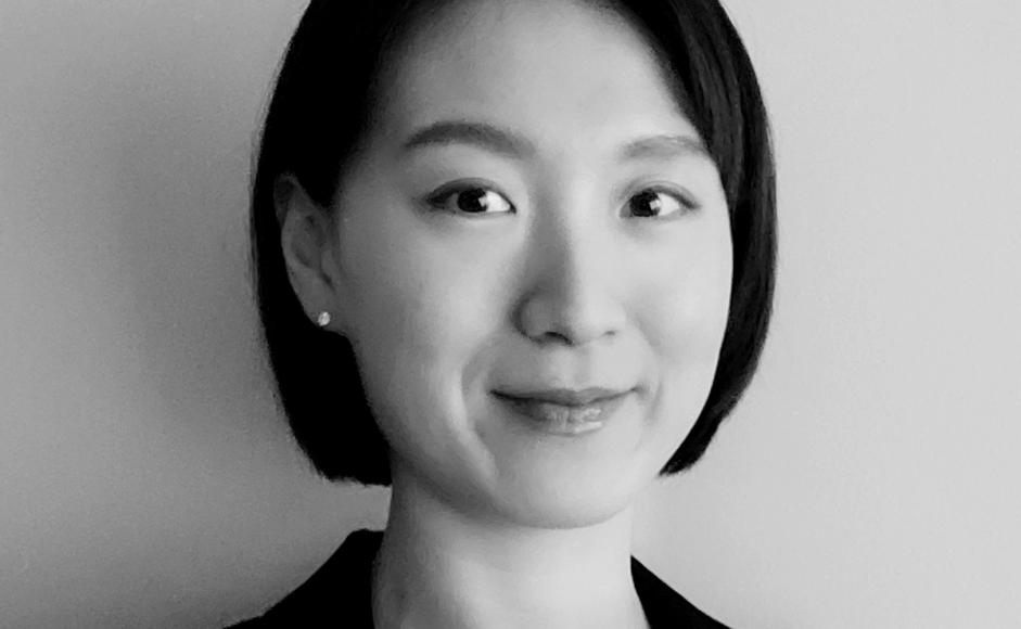 Foto portrettbilde i svart-hvitt av kunstneren Nuri Sakong fra Korea