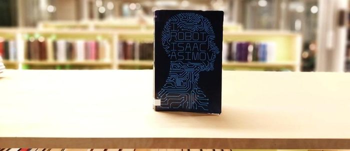 I, Robot av Isaac Asimov stående i biblioteket
