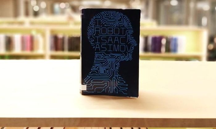 I, Robot av Isaac Asimov stående i biblioteket