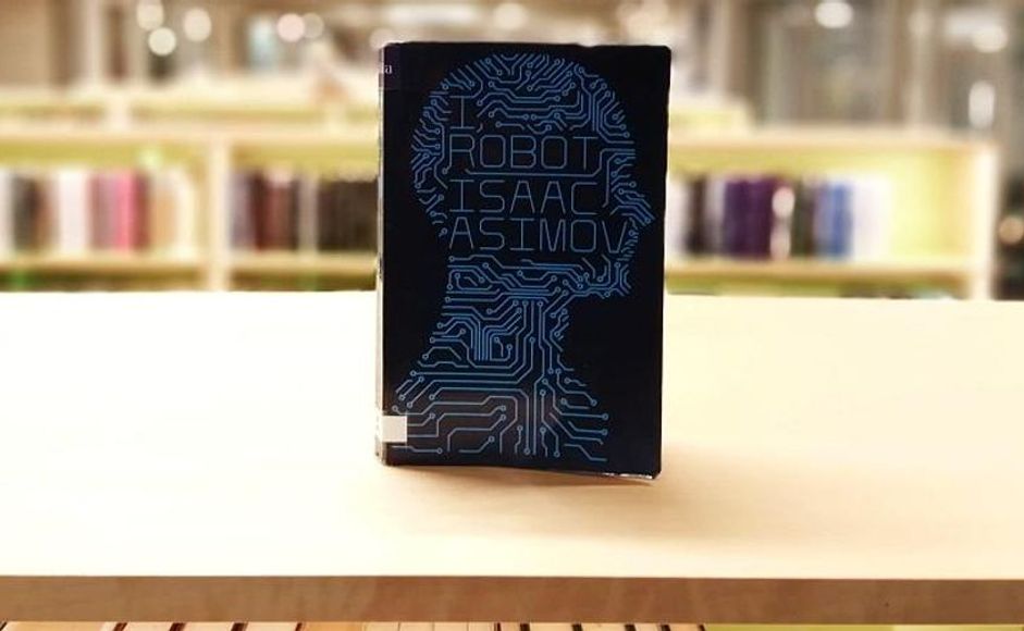 I, Robot av Isaac Asimov stående i biblioteket