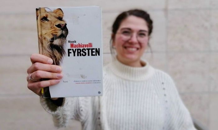 Sofie Birgitte Andersen holder boka Fyrsten av Niccolo Machiavelli mot kamera