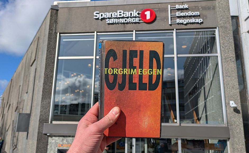 Gjeld av Torgrim Eggen holdt foran SR-banks lokaler i Stavanger