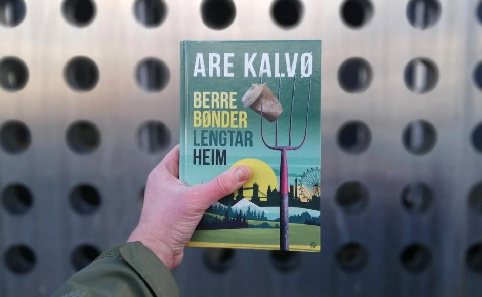 Boka Berre bønder lengtar heim av Are Kalvø holdt foran en hullete vegg