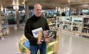Foto av forfatter Bjørn Arild Ersland med bøker han har skrevet.