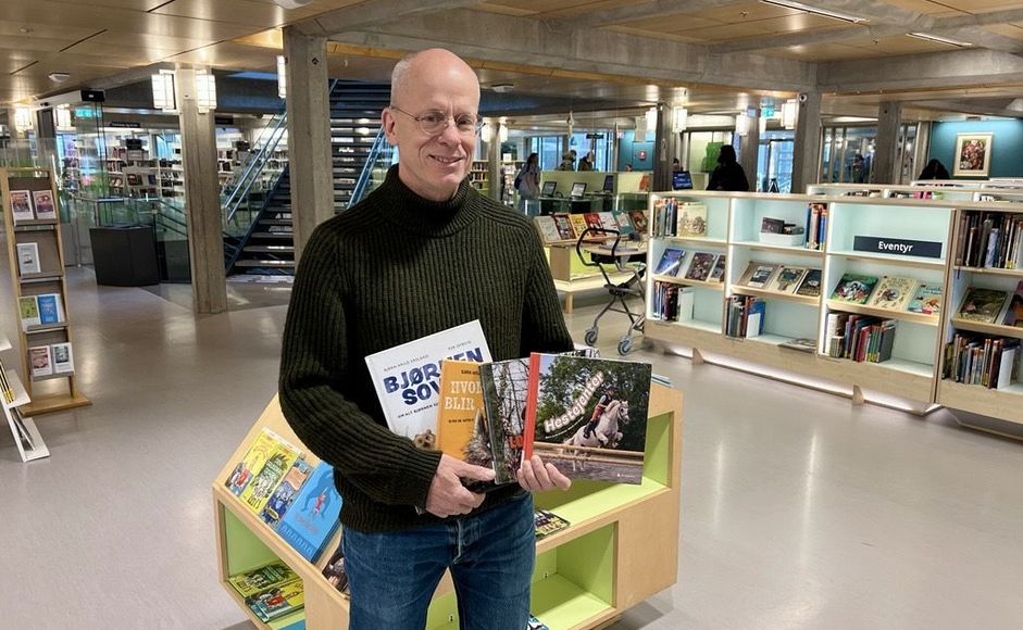 Foto av forfatter Bjørn Arild Ersland med bøker han har skrevet.