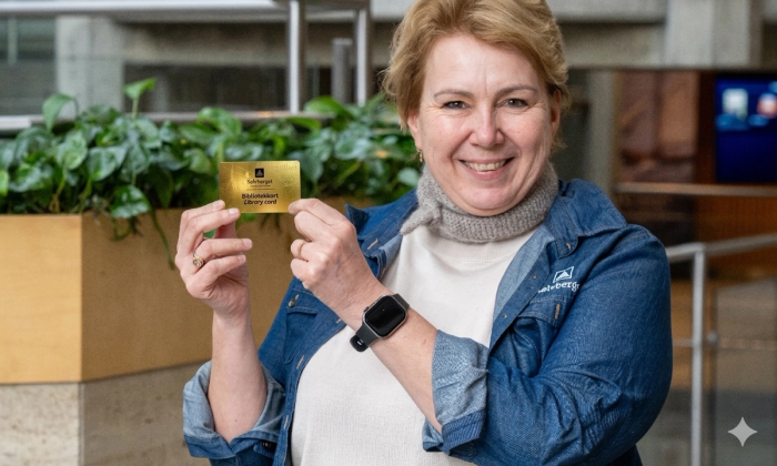 Bibliotek og kulturhussjef Anne Torill med Sølvbergets nye gullkort i foajeen på Sølvberget