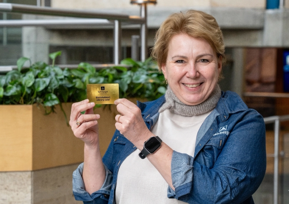 Biblioteksjef Anne Torill viser stolt frem gullkortet første april
