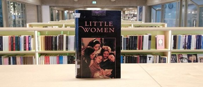 Boka Little women stående på hylle i biblioteket