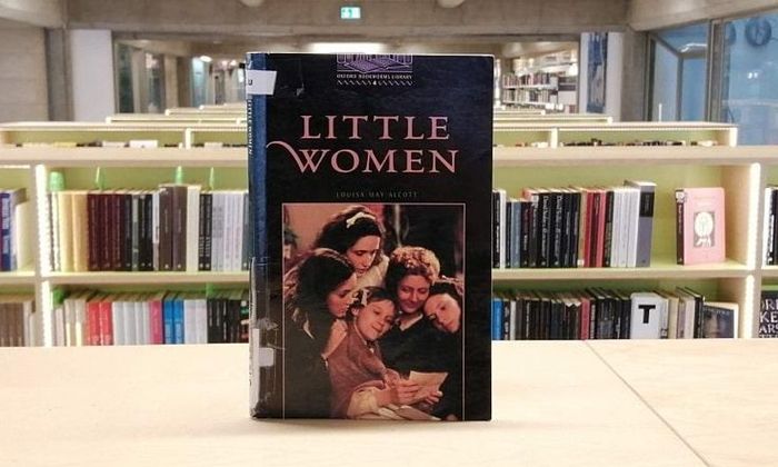 Boka Little women stående på hylle i biblioteket