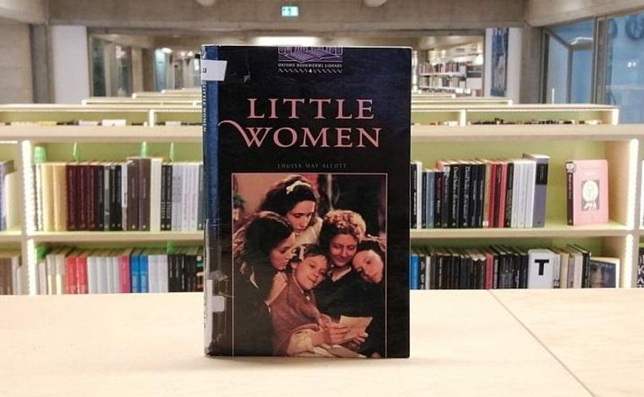 Boka Little women stående på hylle i biblioteket