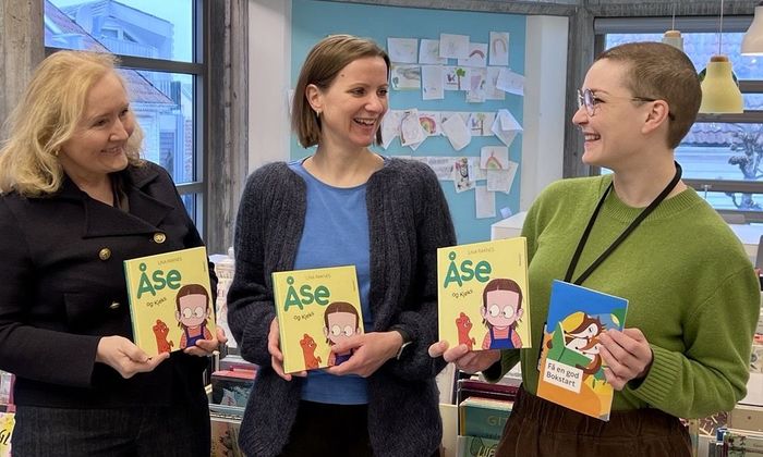 Tre damer viser frem bøker og smiler til hverandre: fra venstre Anne Brit Ackers, Ragnhild Søreide og Thale Dobbert
