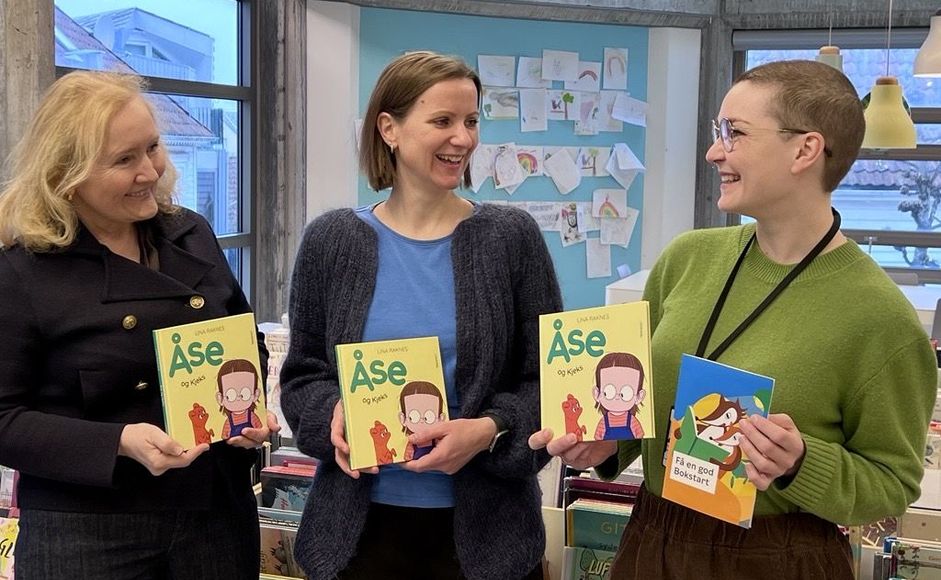 Tre damer viser frem bøker og smiler til hverandre: fra venstre Anne Brit Ackers, Ragnhild Søreide og Thale Dobbert
