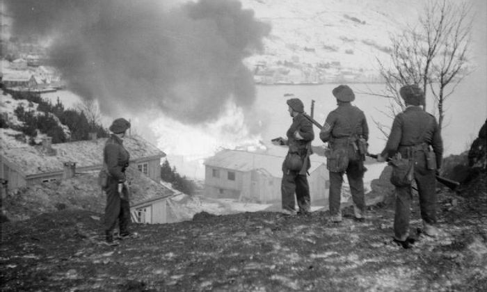 Britiske soldater brenner et ammunisjonslager under Måløy-raidet i 1941 (Wikimedia Commons)