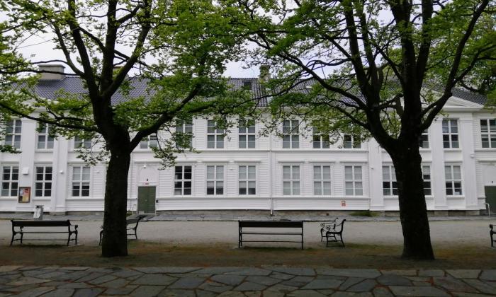 Eksteriør fra Stavanger katedralskole i mai 2024 foto Åsmund Ådnøy Sølvberget