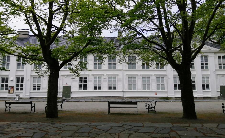 Eksteriør fra Stavanger katedralskole i mai 2024 foto Åsmund Ådnøy Sølvberget