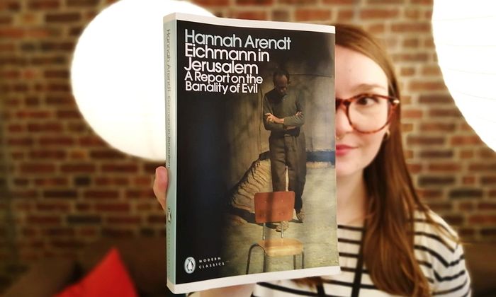 Thale Dobbert holder boka Eichmann i Jerusalem av Hannah Arendt