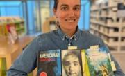 Lene Jakobsen holder sine bøker Americanah, Mannen som elsket Yngve og Ronja Røverdatter. Foto: Nana Thejll Jakobsen/Sølvberget.