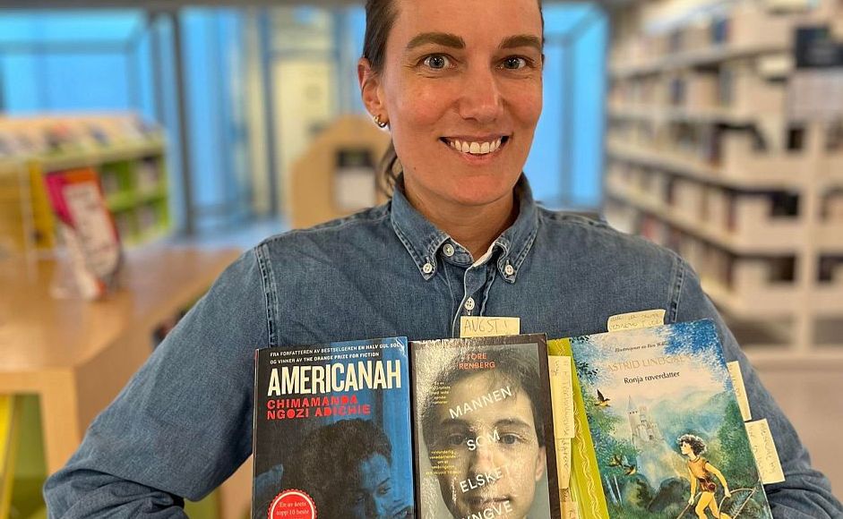 Lene Jakobsen holder sine bøker Americanah, Mannen som elsket Yngve og Ronja Røverdatter. Foto: Nana Thejll Jakobsen/Sølvberget.