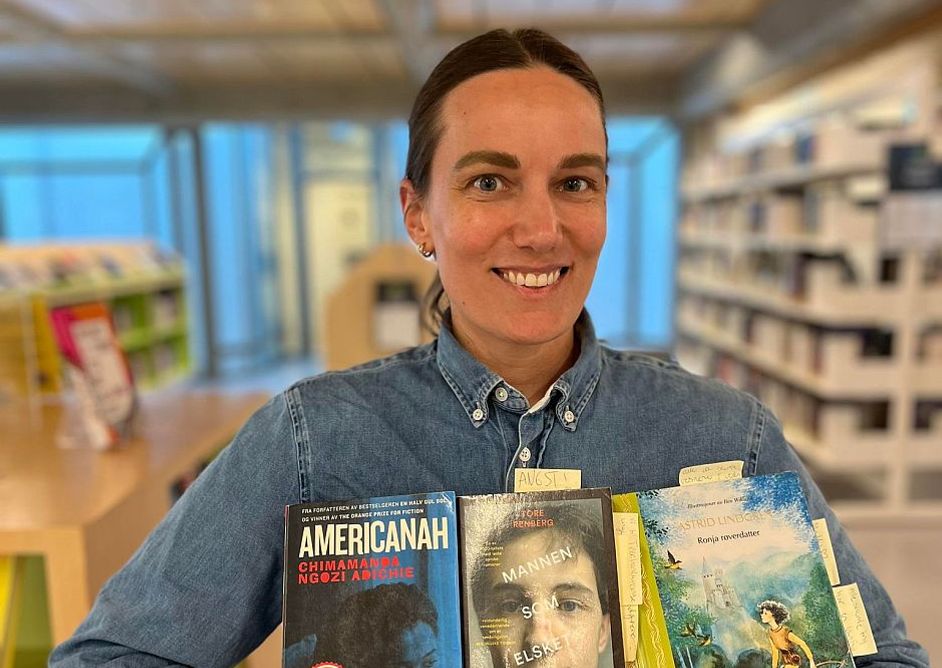 Lene Jakobsen holder tre bøker på Sølvberget bibliotek og kulturhus