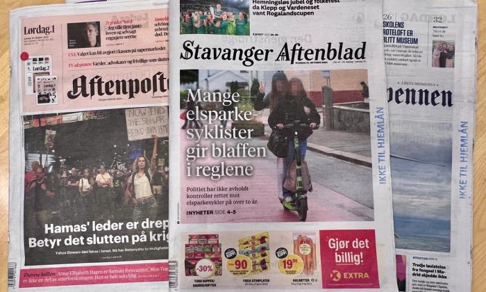 En bunke aviser på avisbordet i 1. etasje på Sølvberget.
