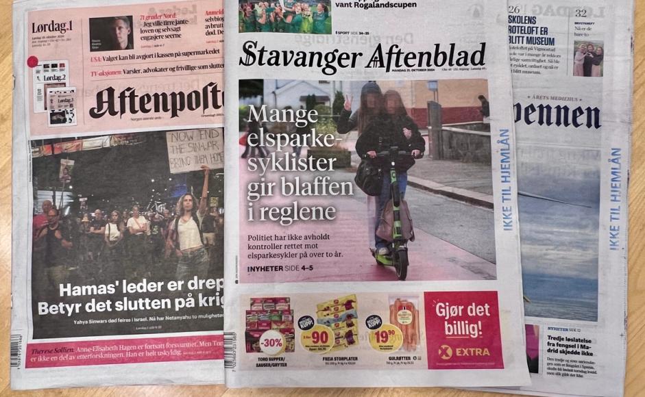 En bunke aviser på avisbordet i 1. etasje på Sølvberget.