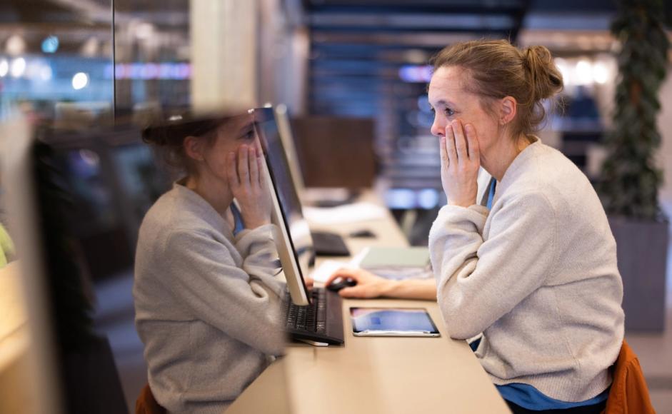 Dame låner PC i 1. etasje på Sølvberget