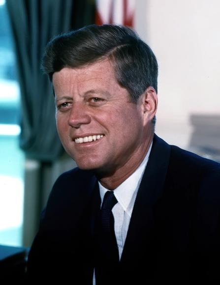 Portrett av president John F. Kennedy, fotograf Cecil Stoughton, Det hvite hus (falt i det fri)