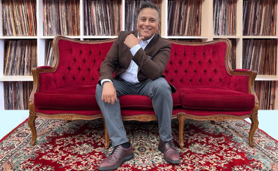 Vikram Prince Rai i sofa