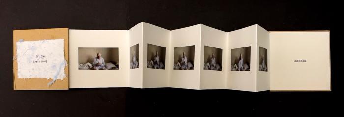 Kunstnerboka "Til Far" eller "Dear Dad" av Anne Tveit Knutsen. Fotografier på hver side av kunstnerens far sittende på en seng. Håndlaget av kunstner og foldet som trekkspillformat.