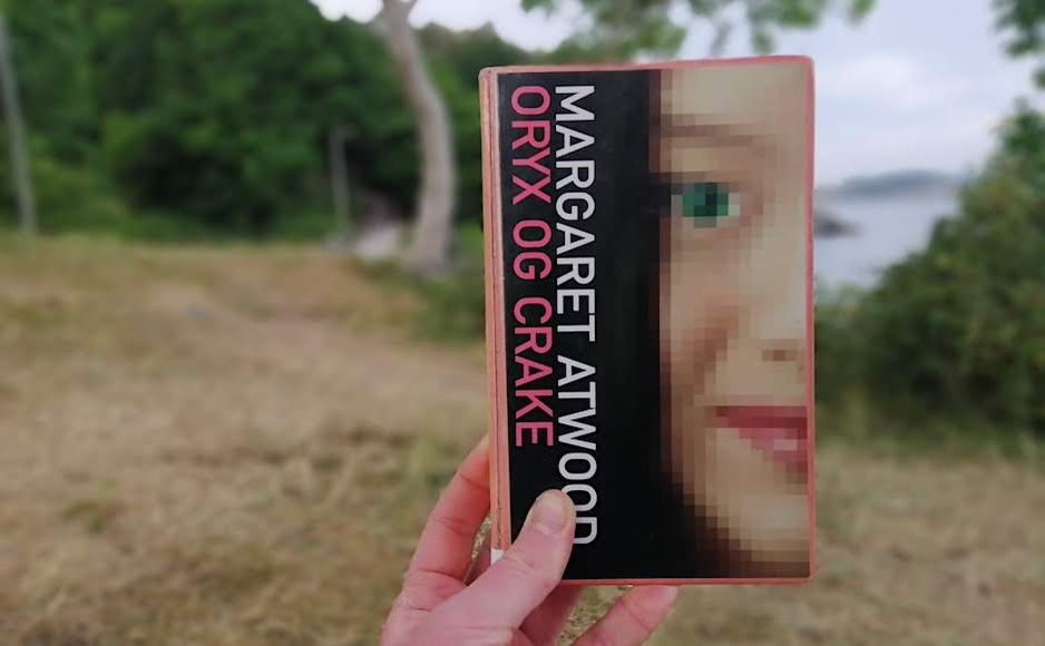 Margaret Atwoods roman Den blinde morderen fra 2000 holdt foran gjerde