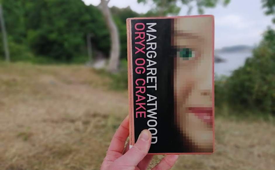 Margaret Atwoods roman Den blinde morderen fra 2000 holdt foran gjerde