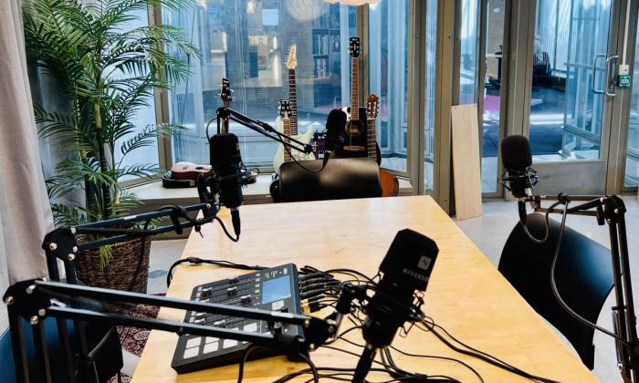 Gitar og podcastrigg i Lydrommet på Sølvberget