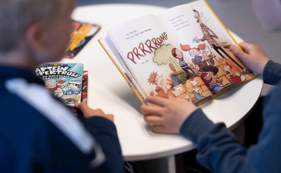 Lesende barn på biblioteket